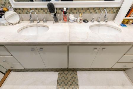 Apartamento para alugar com 210m², 4 quartos e 3 vagasBanheiro da Suíte 1