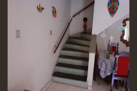 Escada de casa de condomínio para alugar com 3 quartos, 100m² em Vila da Saúde, São Paulo