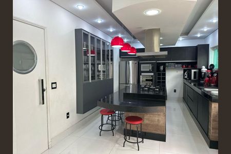 Casa à venda com 4 quartos, 300m² em Jardim das Bandeiras, São Paulo