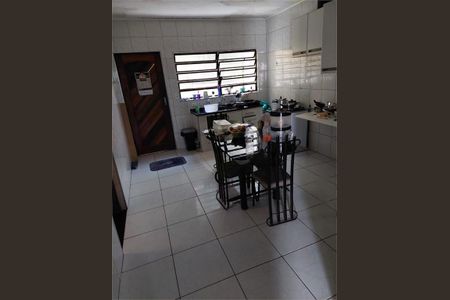 Casa à venda com 4 quartos, 131m² em Vila Carmosina, São Paulo