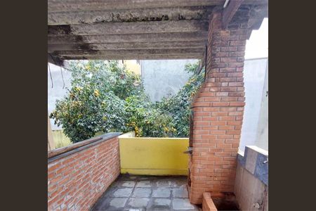 Casa à venda com 4 quartos, 131m² em Vila Carmosina, São Paulo