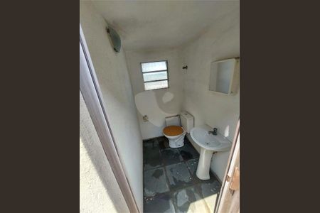 Casa à venda com 4 quartos, 131m² em Vila Carmosina, São Paulo