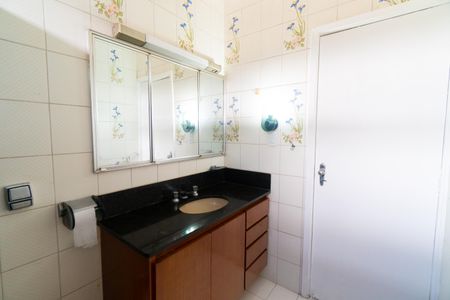 Banheiro Social de casa à venda com 3 quartos, 250m² em Jardim Itacolomi, São Paulo