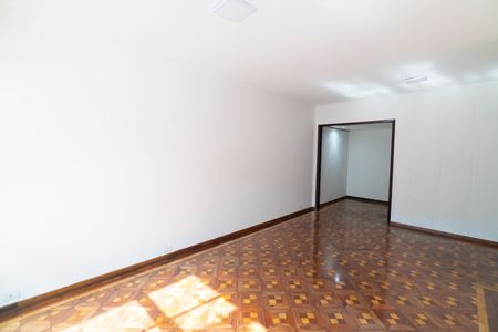 Sala de casa à venda com 3 quartos, 250m² em Jardim Itacolomi, São Paulo