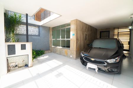 Garagem de casa à venda com 3 quartos, 250m² em Jardim Itacolomi, São Paulo
