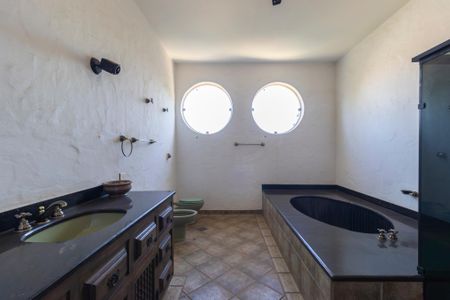 Casa à venda com 2050m², 5 quartos e 8 vagasBanheiro da suíte 5