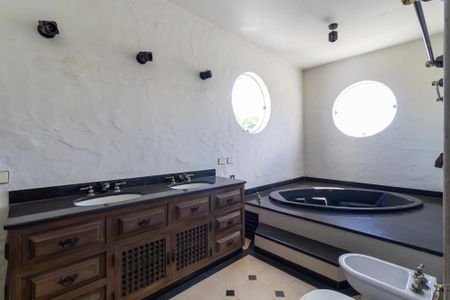 Casa à venda com 2050m², 5 quartos e 8 vagasBanheiro da suíte 1