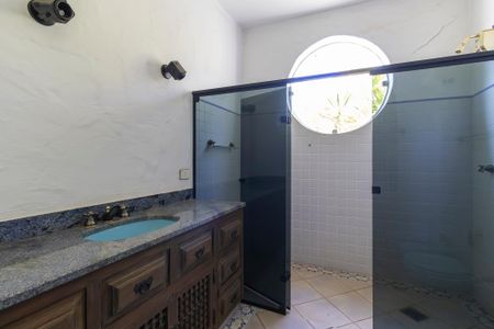 Casa à venda com 2050m², 5 quartos e 8 vagasBanheiro da suíte 2