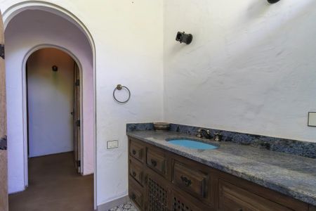 Casa à venda com 2050m², 5 quartos e 8 vagasBanheiro da suíte 2