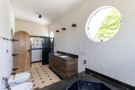 Casa à venda com 2050m², 5 quartos e 8 vagasBanheiro da suíte 1