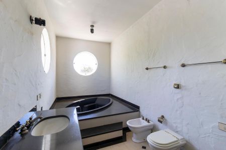 Casa à venda com 2050m², 5 quartos e 8 vagasBanheiro da suíte 1