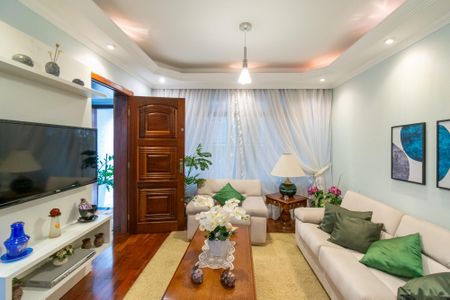 Casa à venda com 650m², 3 quartos e 2 vagas Casa à venda com 650m², 3 quartos e 2 vagasSala