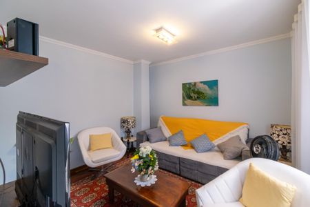 Casa à venda com 650m², 3 quartos e 2 vagas Casa à venda com 650m², 3 quartos e 2 vagasSala de TV