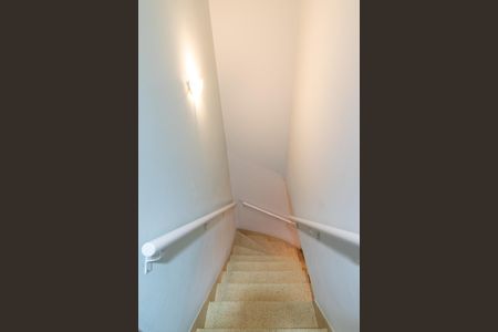 Casa à venda com 650m², 3 quartos e 2 vagas Casa à venda com 650m², 3 quartos e 2 vagasEscada