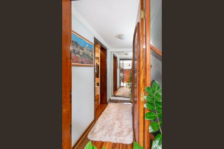 Casa à venda com 650m², 3 quartos e 2 vagas Casa à venda com 650m², 3 quartos e 2 vagasEntrada