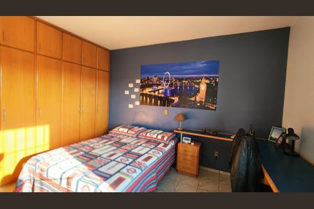 Casa à venda com 372m², 3 quartos e 4 vagas Casa à venda com 372m², 3 quartos e 4 vagasQuarto 1