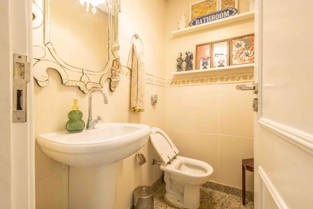 Casa de condomínio à venda com 354m², 4 quartos e 4 vagasBanheiro social