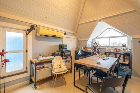 Casa de condomínio à venda com 354m², 4 quartos e 4 vagasSótão