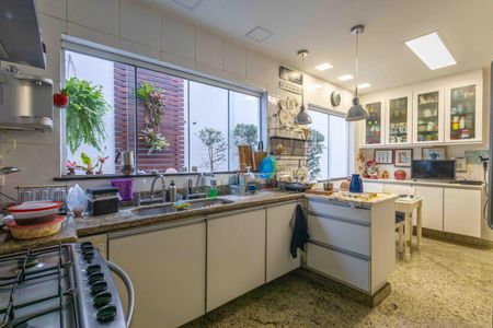 Casa de condomínio à venda com 354m², 4 quartos e 4 vagasCozinha