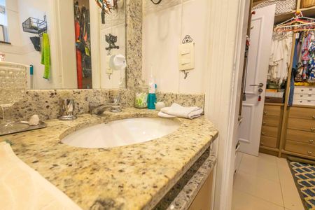 Casa de condomínio à venda com 354m², 4 quartos e 4 vagasBanheiro 1 da Suíte 1