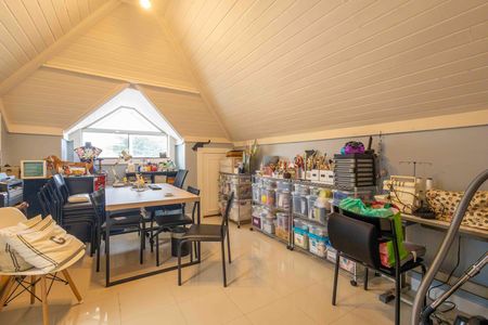 Casa de condomínio à venda com 354m², 4 quartos e 4 vagasSótão