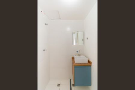 Banheiro de kitnet/studio para alugar com 1 quarto, 16m² em Vila Santa Clara, São Paulo