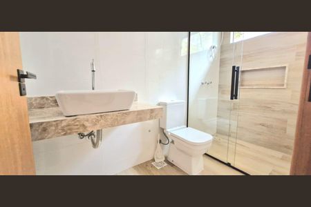 Casa à venda com 255m², 3 quartos e 4 vagas Casa à venda com 255m², 3 quartos e 4 vagasBanheiro da Suíte 2