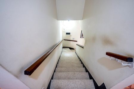 Casa para alugar com 180m², 3 quartos e 2 vagas Casa para alugar com 180m², 3 quartos e 2 vagasEscada