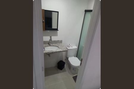 Banheiro de kitnet/studio para alugar com 1 quarto, 25m² em Centro, Curitiba