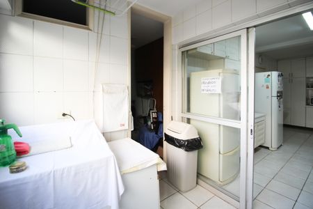 Apartamento à venda com 190m², 3 quartos e 2 vagas Apartamento à venda com 190m², 3 quartos e 2 vagasÁrea de Serviço