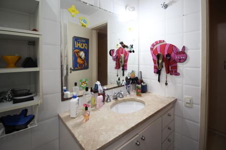 Apartamento à venda com 190m², 3 quartos e 2 vagas Apartamento à venda com 190m², 3 quartos e 2 vagasBanheiro Social