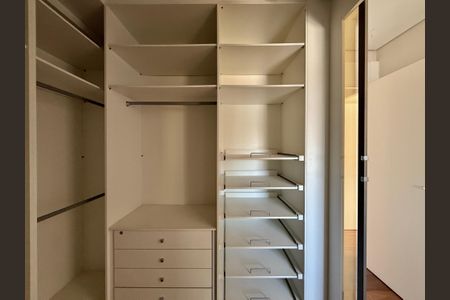 Apartamento à venda com 138m², 3 quartos e 2 vagasCloset Suíte 1