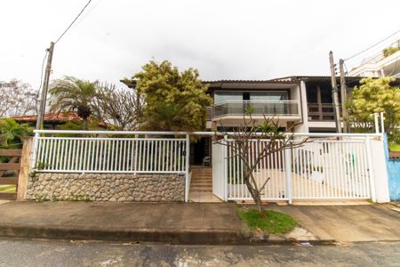 Casa à venda com 289m², 3 quartos e 4 vagas Casa à venda com 289m², 3 quartos e 4 vagasFachada