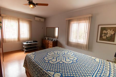 Casa à venda com 289m², 3 quartos e 4 vagas Casa à venda com 289m², 3 quartos e 4 vagasQuarto 2