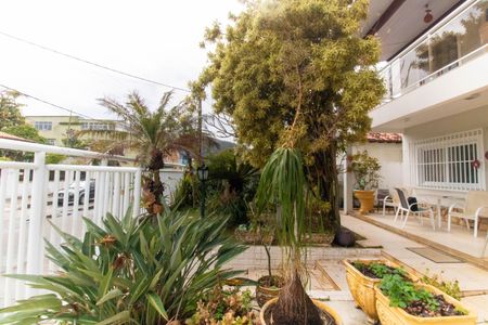 Casa à venda com 289m², 3 quartos e 4 vagas Casa à venda com 289m², 3 quartos e 4 vagasÁrea externa