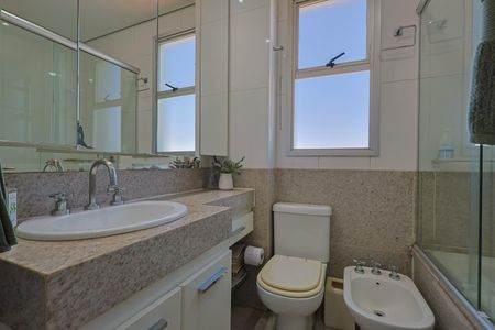 Apartamento à venda com 246m², 4 quartos e 4 vagas Apartamento à venda com 246m², 4 quartos e 4 vagasBanheiro da Suíte