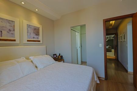 Apartamento à venda com 246m², 4 quartos e 4 vagas Apartamento à venda com 246m², 4 quartos e 4 vagasSuíte