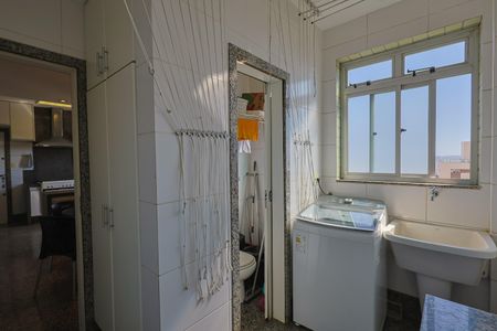 Apartamento à venda com 246m², 4 quartos e 4 vagas Apartamento à venda com 246m², 4 quartos e 4 vagasÁrea de Serviço