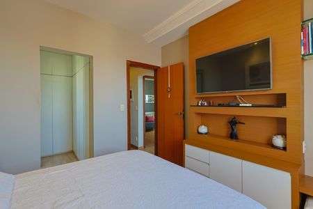 Apartamento à venda com 246m², 4 quartos e 4 vagas Apartamento à venda com 246m², 4 quartos e 4 vagasSuíte