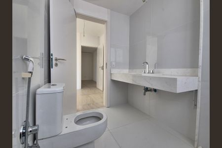 Apartamento à venda com 384m², 4 quartos e 4 vagas Apartamento à venda com 384m², 4 quartos e 4 vagasBanheiro da Suíte 1