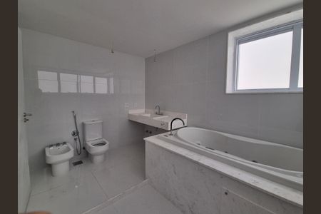 Apartamento à venda com 384m², 4 quartos e 4 vagas Apartamento à venda com 384m², 4 quartos e 4 vagasBanheiro da Suíte 2