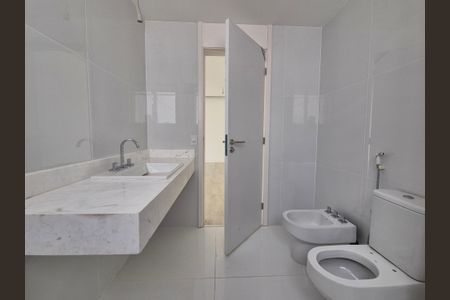 Apartamento à venda com 384m², 4 quartos e 4 vagas Apartamento à venda com 384m², 4 quartos e 4 vagasBanheiro 2 da Suíte 2
