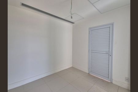 Apartamento à venda com 384m², 4 quartos e 4 vagas Apartamento à venda com 384m², 4 quartos e 4 vagasQuarto de Serviço