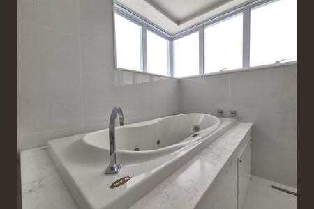 Apartamento à venda com 384m², 4 quartos e 4 vagas Apartamento à venda com 384m², 4 quartos e 4 vagasBanheiro da Suíte 2