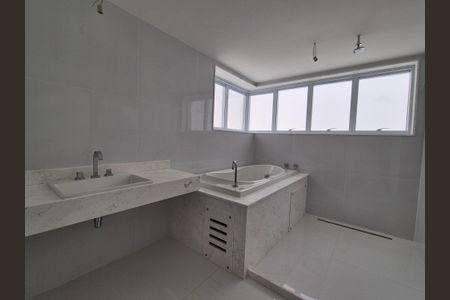 Apartamento à venda com 384m², 4 quartos e 4 vagas Apartamento à venda com 384m², 4 quartos e 4 vagasBanheiro da Suíte 2