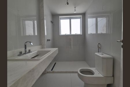 Apartamento à venda com 384m², 4 quartos e 4 vagas Apartamento à venda com 384m², 4 quartos e 4 vagasBanheiro da Suíte 1