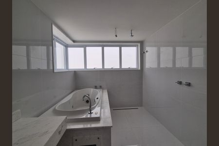 Apartamento à venda com 384m², 4 quartos e 4 vagas Apartamento à venda com 384m², 4 quartos e 4 vagasBanheiro da Suíte 2