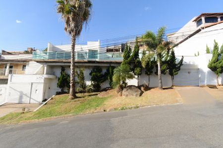 Casa à venda com 392m², 4 quartos e 8 vagasFachada
