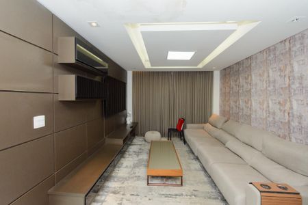 Casa à venda com 392m², 4 quartos e 8 vagasSala de TV