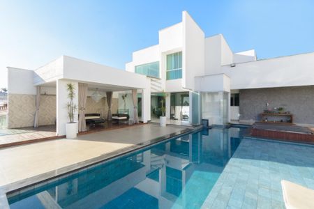 Casa à venda com 392m², 4 quartos e 8 vagasÁrea comum - Piscina